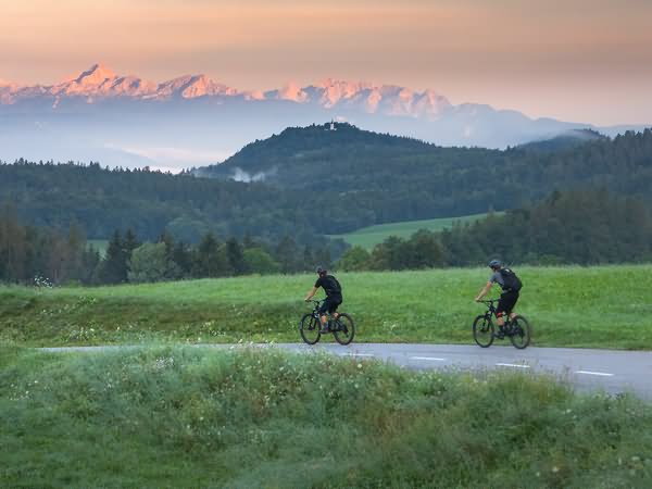 Alpejskie krajobrazy Słowenia Kolarstwo